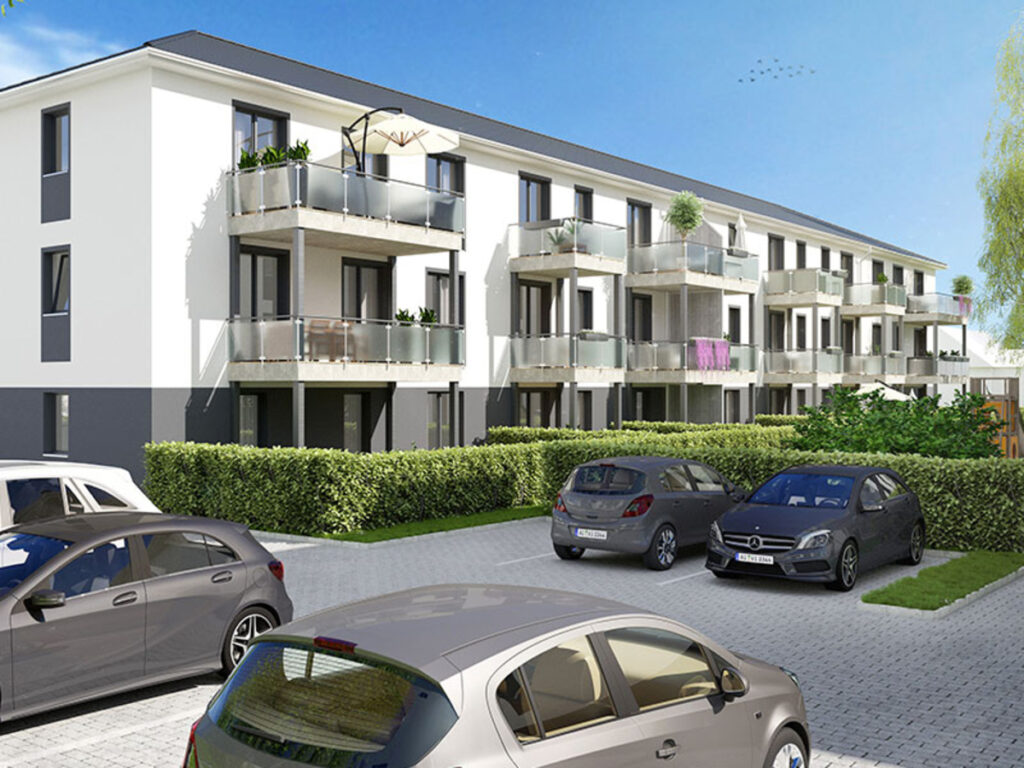 Mehrfamilienhaus mit Balkonen und geparkten Autos davor.