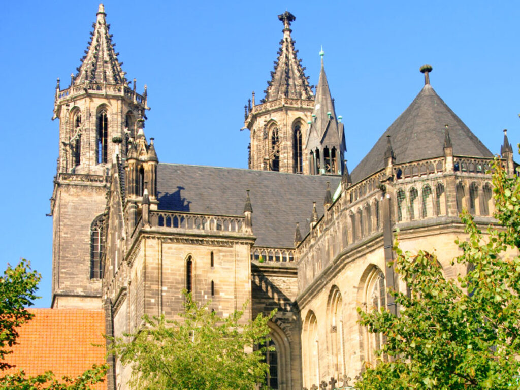 Gotische Kathedrale mit zwei Türmen und blauem Himmel.