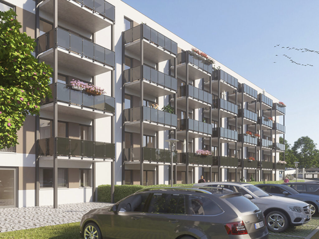 Mehrstöckiges Wohngebäude mit Balkonen und geparkten Autos.