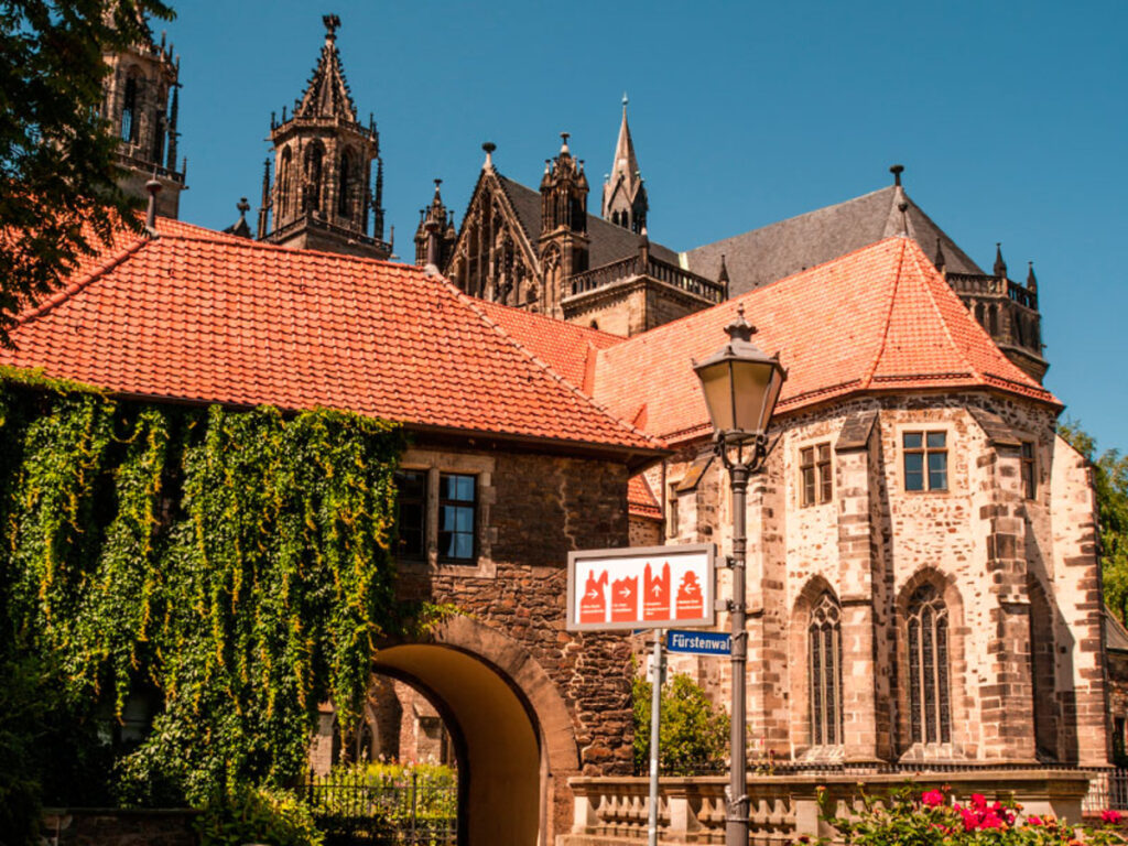 Historische Gebäude mit rotem Dach und Kirchturm.