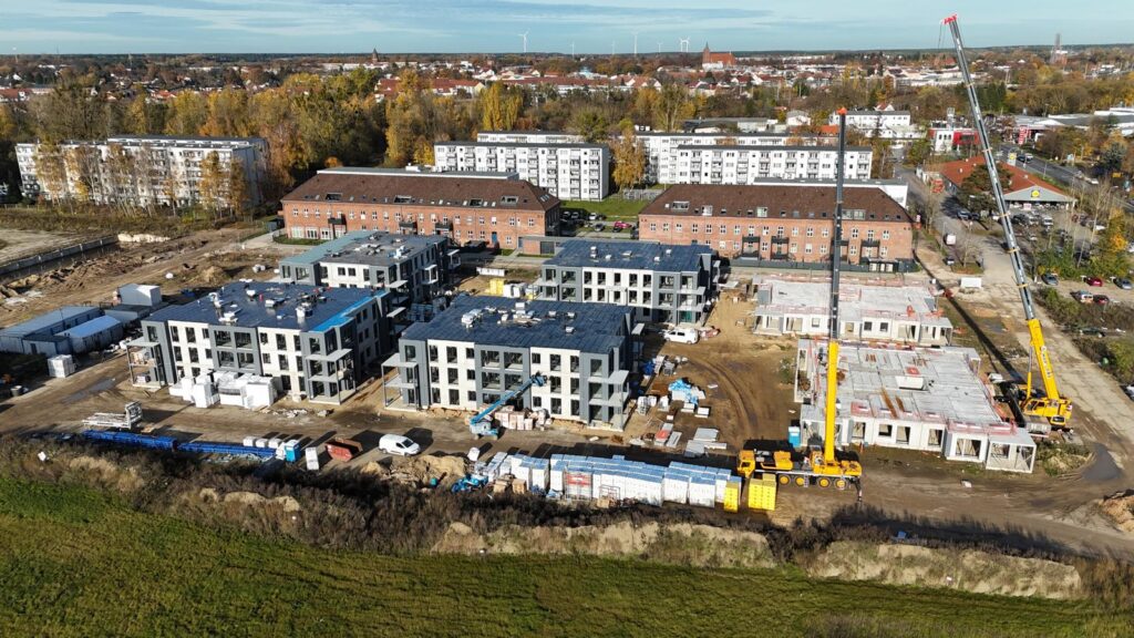 Luftaufnahme einer Baustelle mit mehreren Gebäuden.