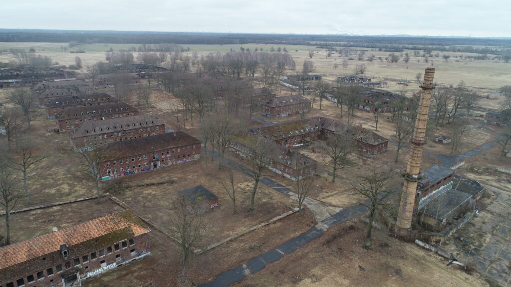 Ansicht des Baugrundstückes Schönwald. Bäume im Herbst und Gebäude.